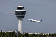 Bahnverspätungen bekannt - Keine Erstattung für Flug