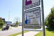 Schmiererei an Schild zum Freitagsgebet: Imam erhält Drohungen