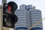 BMW-Gewinn bricht um mehr als ein Drittel ein