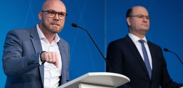 Staatsregierung zofft sich öffentlich wegen Microsoft-Vertrag