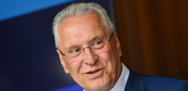 „Keine weitere Massenzuwanderung zulassen“: Innenminister Herrmann über Migrationsprobleme, klamme Kommunen, Doppelmoral in der Union und ein lieb gewonnenes Hobby