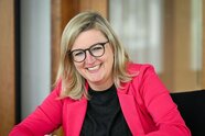Bayerische Ministerin in Brandenburg bremst ihren Dialekt 