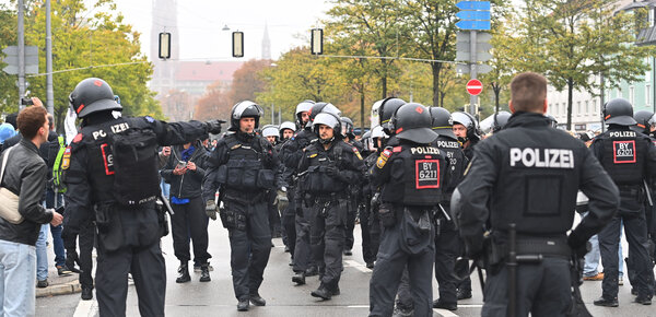Jugendproteste: Wirtschaftsverbände fordern mehr Polizeipräsenz