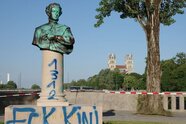Nach nur einer Woche: Unbekannte beschmieren Kini-Denkmal