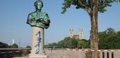 Nach nur einer Woche: Unbekannte beschmieren Kini-Denkmal