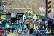 Menschen hängen kopfüber in Wiesn-Drehkarussell fest