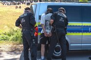 Mehrere Tausend Teilnehmer: Innenminister spricht über Gewalt bei "Schanzenfest" gegen "Drachenlord"