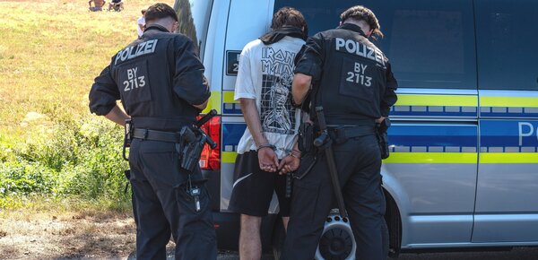 Mehrere Tausend Teilnehmer: Innenminister spricht über Gewalt bei "Schanzenfest" gegen "Drachenlord"