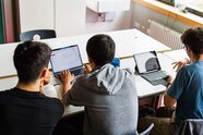 Ein Hauch von Wildwest - US-Amerikanische KI-Konzerne drängen an Bayerns Schulen