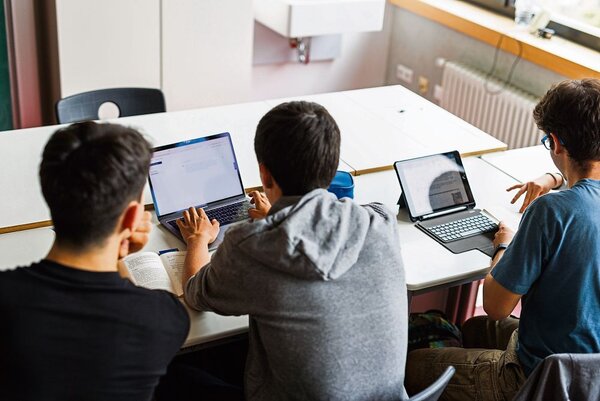 Schüler vor ihren Laptops