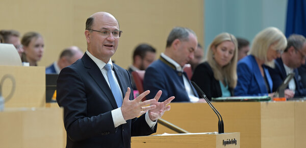 Beamte aufs Land: Bayernweit mehr als 2000 Arbeitsplätze seit 2006 gezielt verlagert 