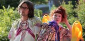 Künstlerische Multitalente: Sie musizieren auch mal mit der Nähmaschine