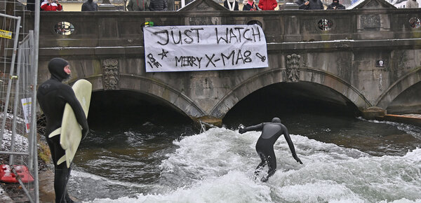 Eisbach-Surfer brechen Versuch zur Wellenrettung ab