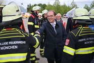 CSU-Minister Dobrindt stellt gleiche Rechte für Ehrenamtliche in Aussicht