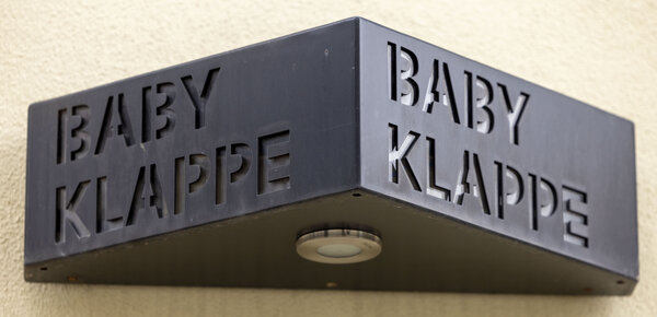 Zwischen Beratung und Anonymität: Wie Bayern mit abgegebenen Neugeborenen umgeht