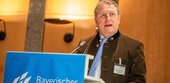 Kommt die Rolle rückwärts? Bezirkstag will über Ehrung für AfD-Mann sprechen