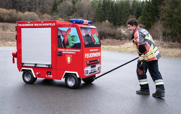 Miniatur-Feuerwehrauto soll Kinder fürs Löschen und Helfen begeistern