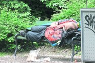 Gewalt gegen Wohnungslose: Angepöbelt, geschlagen und angezündet