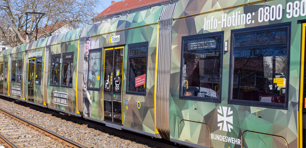 Urteil in München: Straßenbahnfahrer dürfen Dienst mit der Bundeswehr-Tram nicht verweigern