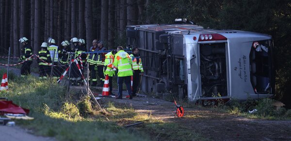 Auf dem Weg zur Wiesn: Reisebus auf A96 umgekippt - zwei Tote und viele Verletzte