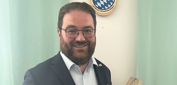 Der sanfte Riese im Landratsamt: Tobias Beck hat für die FW erstmals den Landkreis Straubing-Bogen erobert 