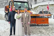 Hochzeit gerettet: Bürgermeister kommt mit dem Schneepflug