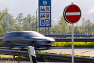 Tempo 100 auf Autobahnen? Greenpeace rückt mit Aufklebern an 