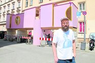 Lösung für Parkflächen-Misere? Das Holzhaus auf Stelzen