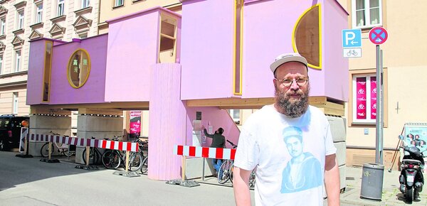 Lösung für Parkflächen-Misere? Das Holzhaus auf Stelzen