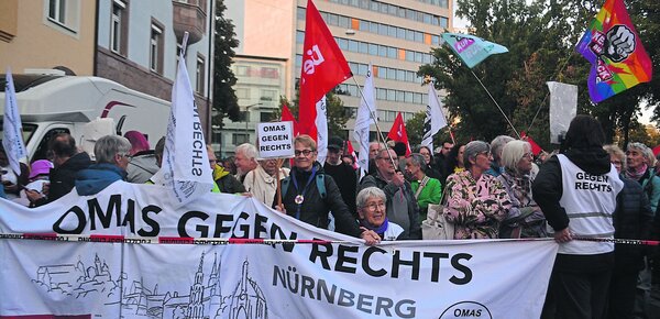 „Das macht etwas mit einem“: Rechtsextreme demonstrieren jede Woche in Nürnberg – die Omas gegen Rechts stellen sich ihnen entgegen