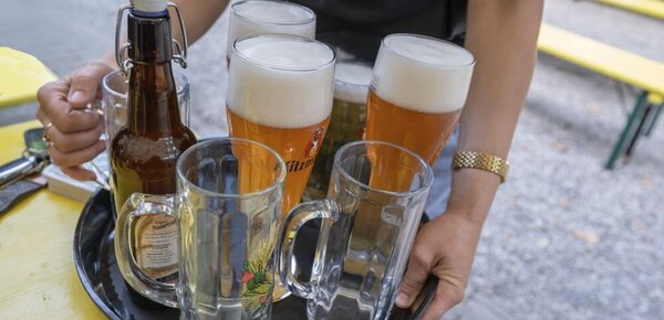 Jobverluste jetzt auch bei Dienstleistungen - der Staat stellt dagegen mehr ein