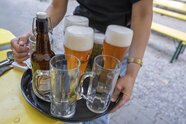 Jobverluste jetzt auch bei Dienstleistungen - der Staat stellt dagegen mehr ein