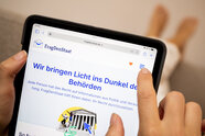 Neugierige Bürger und Journalisten ausbremsen