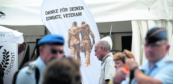 Umstrittener Veteranentag: Militarismus pur oder ein Fest für Soldaten?