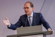 Trotz Spionageverdacht: Dobrindt fordert mehr Befugnisse für Nachrichtendienste