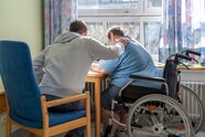 Bericht: Gesundheitsministerin erwägt höheren Pflegebeitrag für Kinderlose