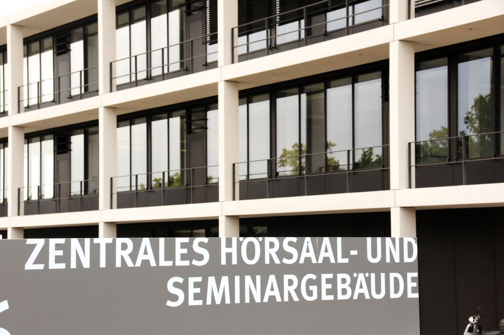 Gebäude der Universität Würzburg beschmiert