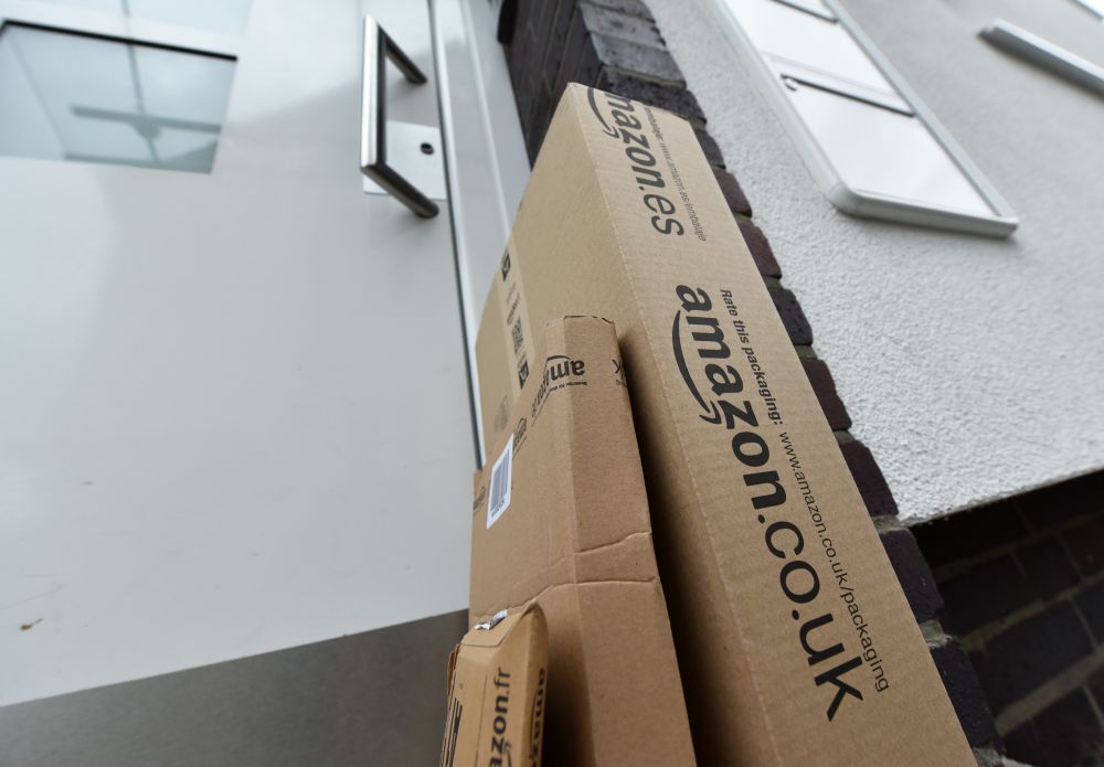 Das Paket liegt vor der Haustür