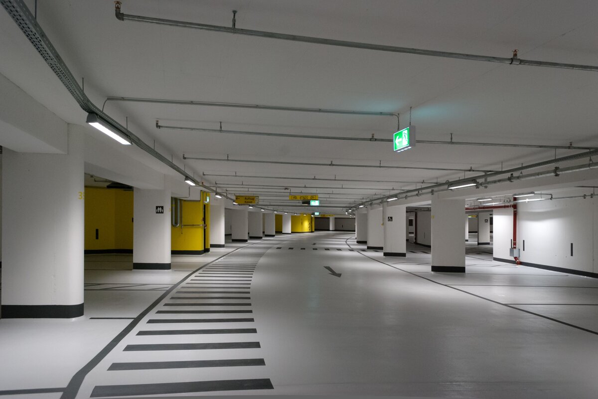 Schöner Parken in hellem Ambiente